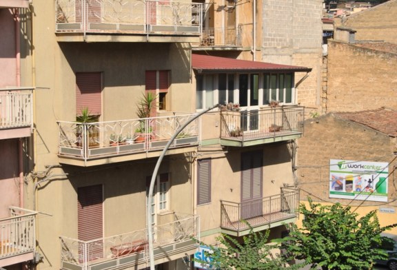 Strano furto: Spariscono due plafoniere dai pali della luce