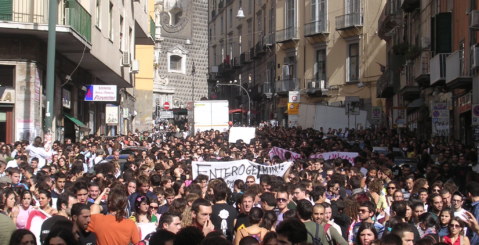 Rimborso trasporto scolastico: genitori e studenti in corteo