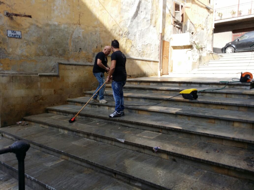 Via cantù è sporca, la puliscono i cittadini