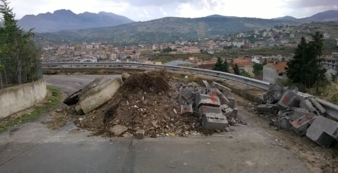 Marraffa: braccio di ferro tra residenti e Comune (foto)