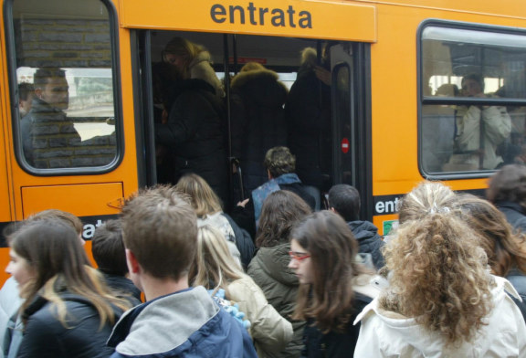 Trasporto scolastico: martedì il corteo di studenti e famiglie