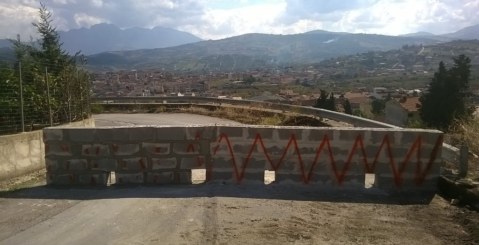 Marraffa divisa in due da un muro. Residenti sul piede di guerra [foto]