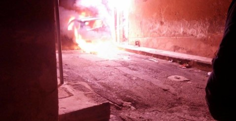 Natale di fuoco. In fiamme un’auto in via Palmieri