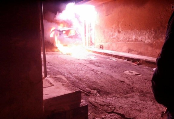 Natale di fuoco. In fiamme un’auto in via Palmieri