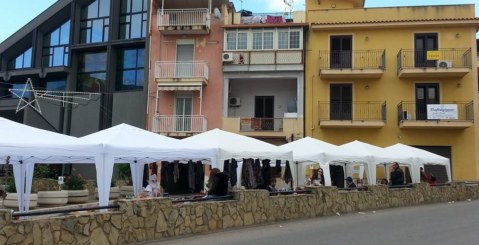 Successo per la fiera artigianale a Portella di Mare [foto]