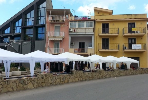 Successo per la fiera artigianale a Portella di Mare [foto]