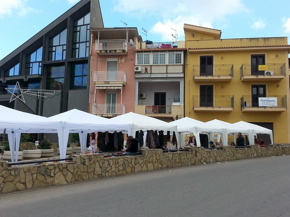 Successo per la fiera artigianale a Portella di Mare [foto]