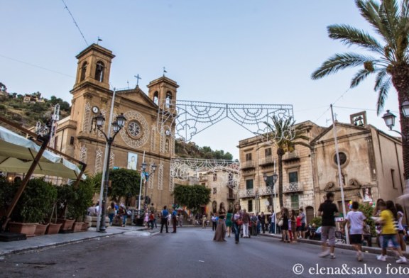 Parcheggio selvaggio + randagismo = incidente stradale