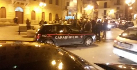 Gli tagliano la luce. Protesta in Piazza Comitato