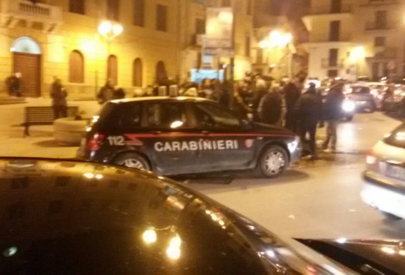Gli tagliano la luce. Protesta in Piazza Comitato