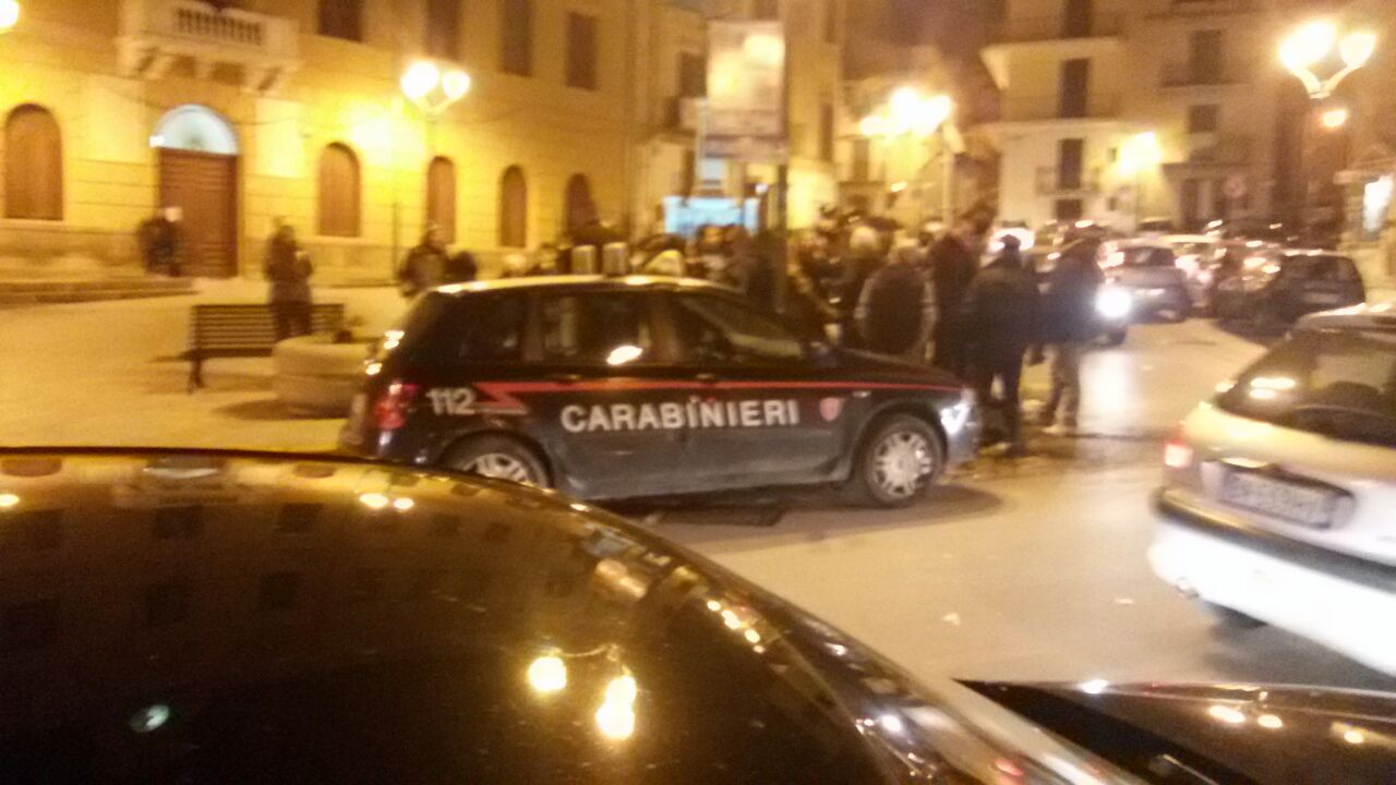 Gli tagliano la luce. Protesta in Piazza Comitato
