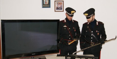Sorpresi con la refurtiva, i Carabinieri arrestano due giovani