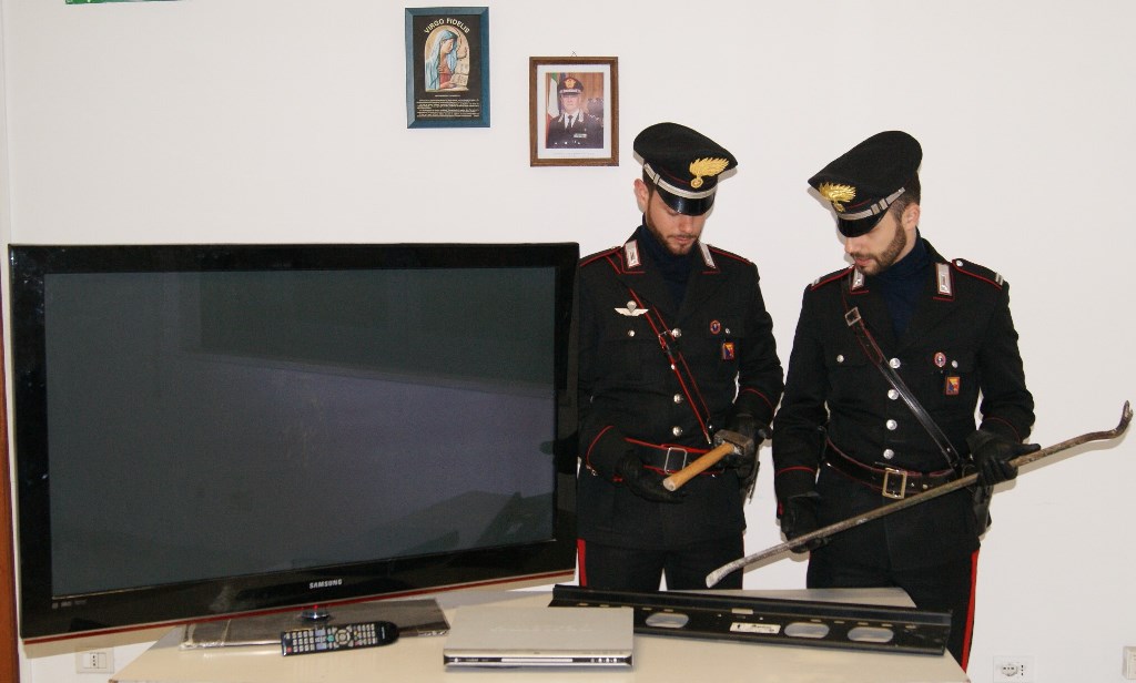 Sorpresi con la refurtiva, i Carabinieri arrestano due giovani
