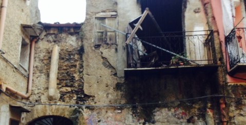 Palazzina pericolante a Chiasso Verdi. Intervengono i vigili del fuoco