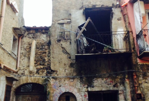 Palazzina pericolante a Chiasso Verdi. Intervengono i vigili del fuoco