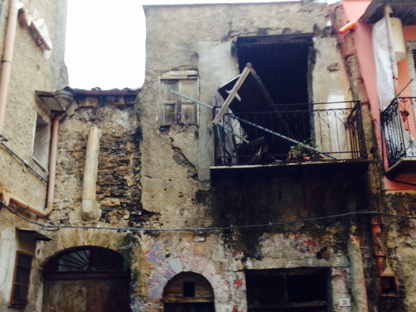 Palazzina pericolante a Chiasso Verdi. Intervengono i vigili del fuoco