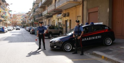 Abitazione in fiamme, i Carabinieri portano in salvo nucleo familiare
