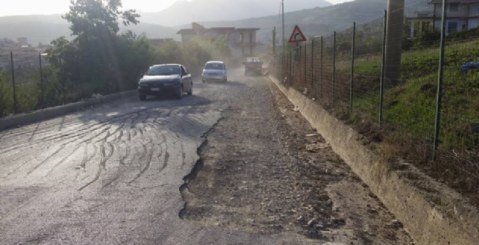 Il lettore segnala: Riparate la strada in C.da Cottanera!