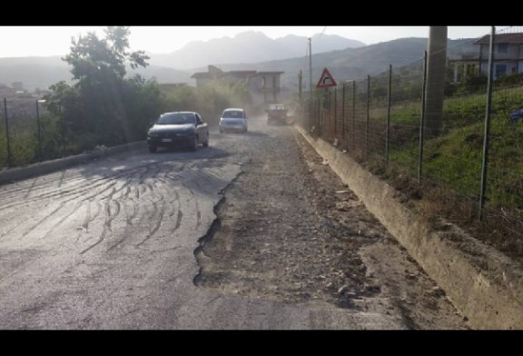 Il lettore segnala: Riparate la strada in C.da Cottanera!