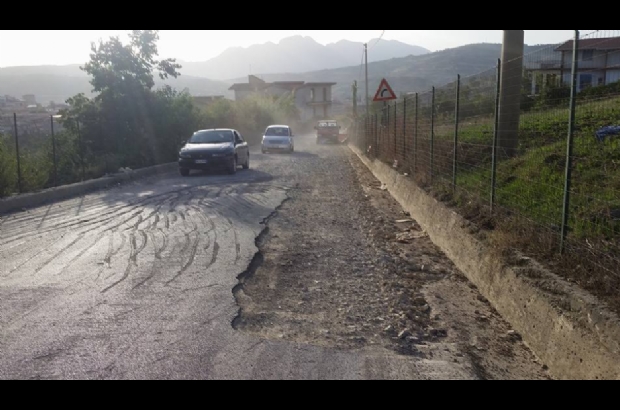 Il lettore segnala: Riparate la strada in C.da Cottanera!