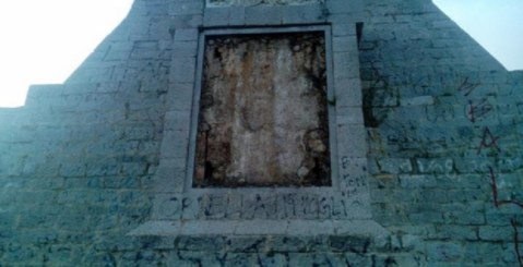 Obelisco di Gibilrossa, crolla un pezzo di storia