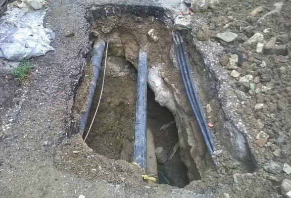 Via Colombo sprofonda, una buca in strada e nessuno si interessa