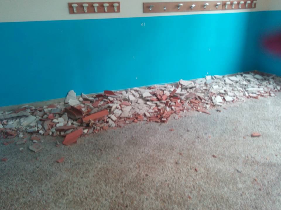Ancora guai a Portella di Mare, crolla una parte del tetto della scuola (Foto)