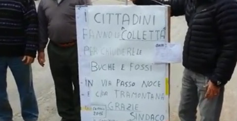 I cittadini fanno la colletta e riparano le buche [video]