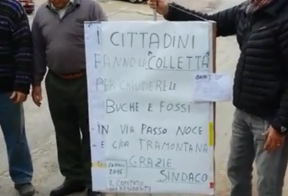 I cittadini fanno la colletta e riparano le buche [video]