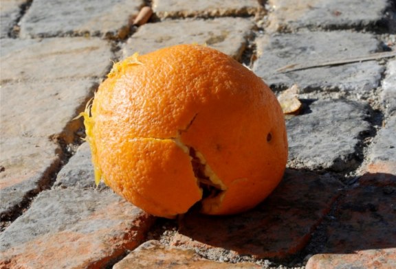 SS121, agrumi sulle auto in corsa. Fermati minorenni