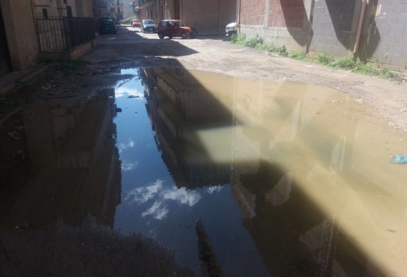 Buche profonde e perdite d’acqua, la vergogna di via De Caro