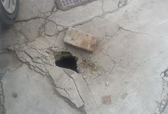 Buca pericolosa a Portella. Segnalata da giorni, nessun provvedimento