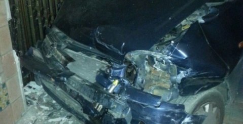 Incidente nella notte, prima tampona un’auto poi si schianta contro un portone