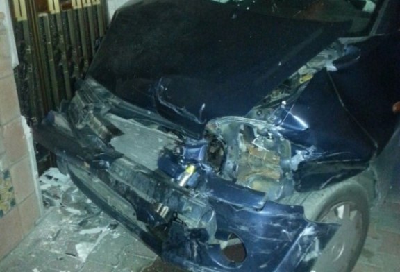 Incidente nella notte, prima tampona un’auto poi si schianta contro un portone