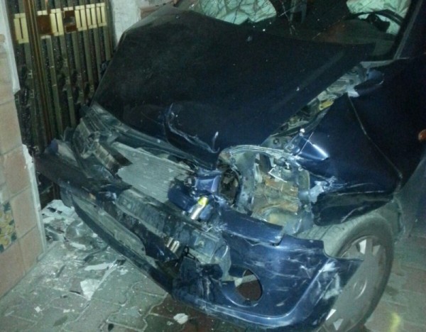 Incidente nella notte, prima tampona un’auto poi si schianta contro un portone