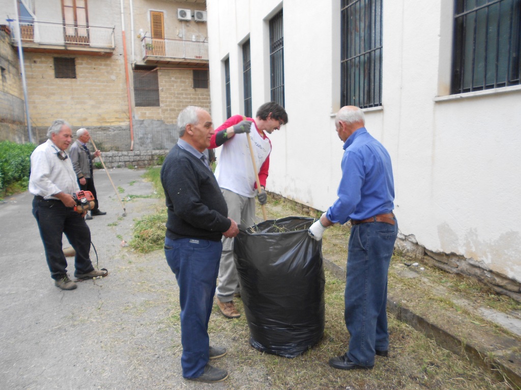 Primavera Pulita, i volontari dell’Auser puliscono il plesso Puglisi