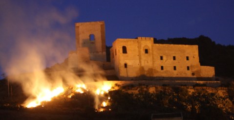 Fiamme vicino al Castello, paura a Misilmeri