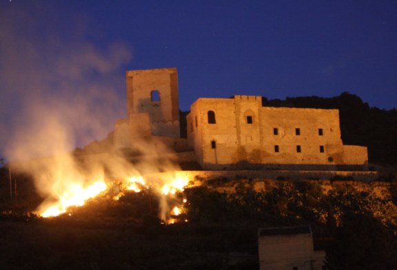 Fiamme vicino al Castello, paura a Misilmeri