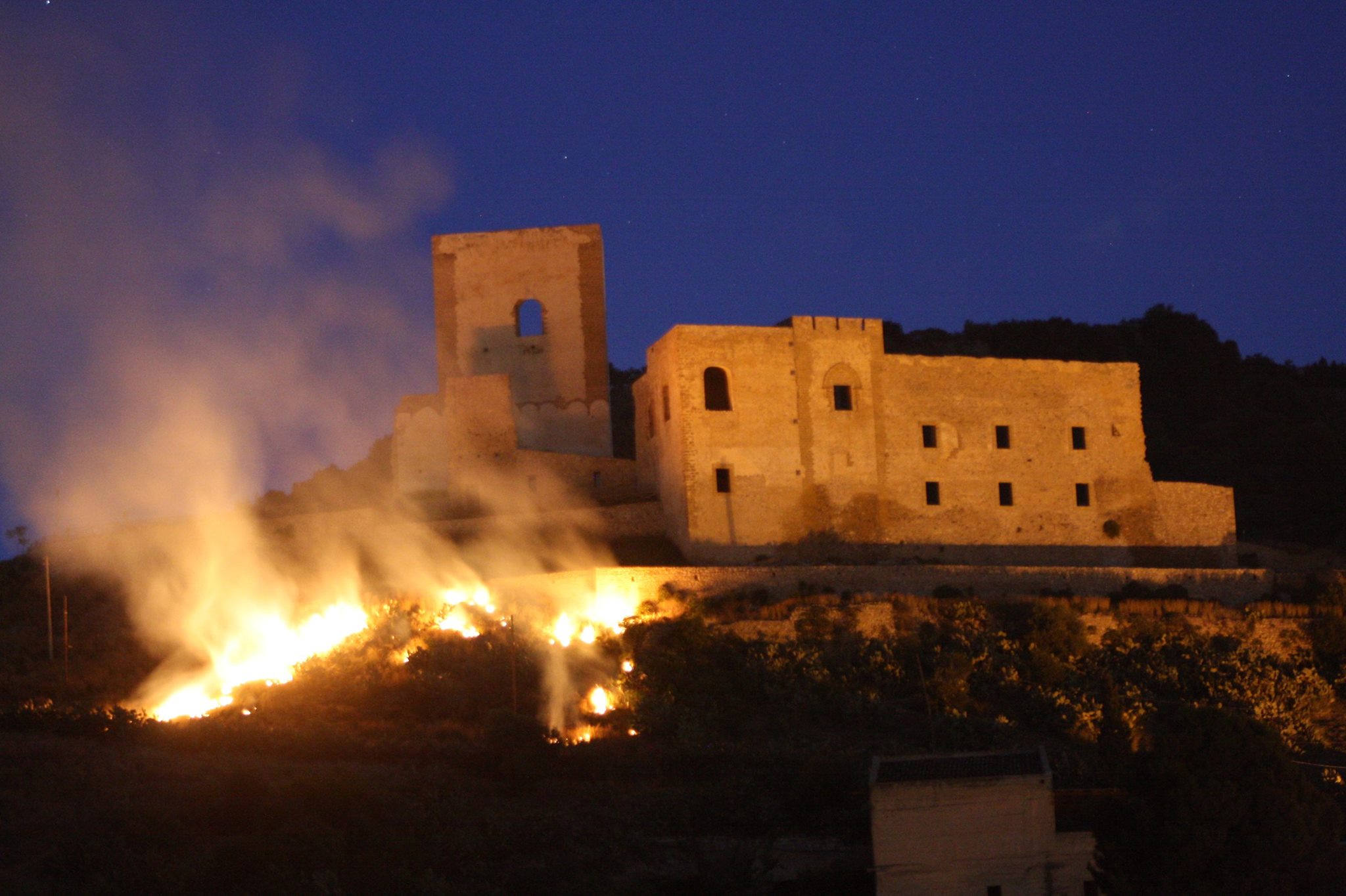 Fiamme vicino al Castello, paura a Misilmeri