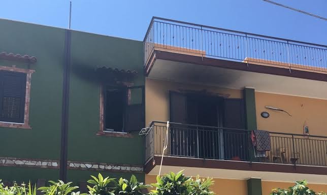 Incendio a Portella di Mare, famiglia intossicata