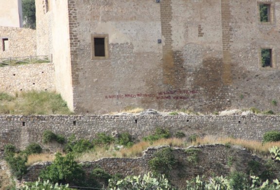 Ancora  Vandali, una scritta sulla facciata del Castello