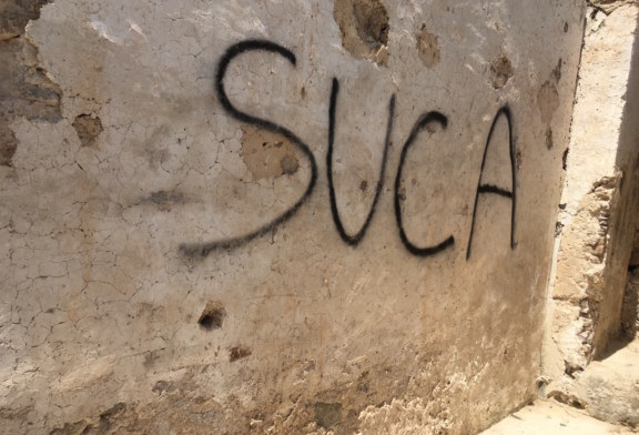 Il castello nuovamente vandalizzato, distrutta la croce sulla collinetta [Foto]