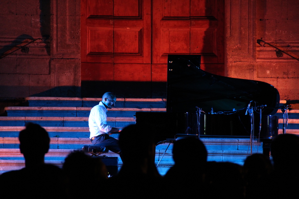 Girolamo Sucato emoziona piazza Comitato con ”Lunar Secrets” [Foto]