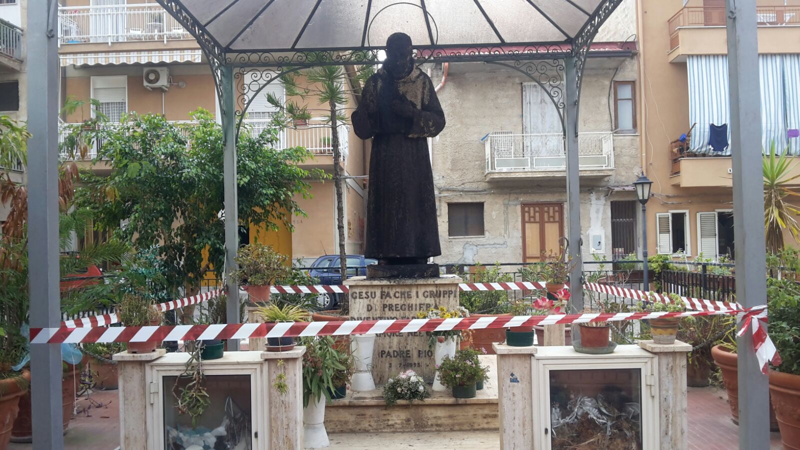 Incendio o atto vandalico? A fuoco la statua di padre Pio
