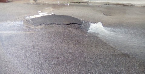 Scoppia la condotta, si solleva l’asfalto in via Scozzari [Foto]