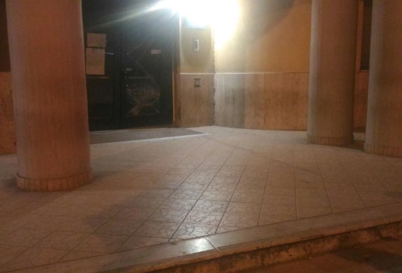 Tenta di entrare all’Inps…. con tutta la macchina