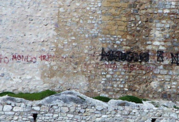 Vandali ancora in azione, nuova scritta al Castello