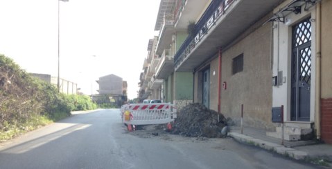 Buca transennata in via Pellingra, un lettore s’interroga: Cosa stanno facendo ?