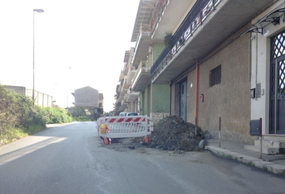 Buca transennata in via Pellingra, un lettore s’interroga: Cosa stanno facendo ?