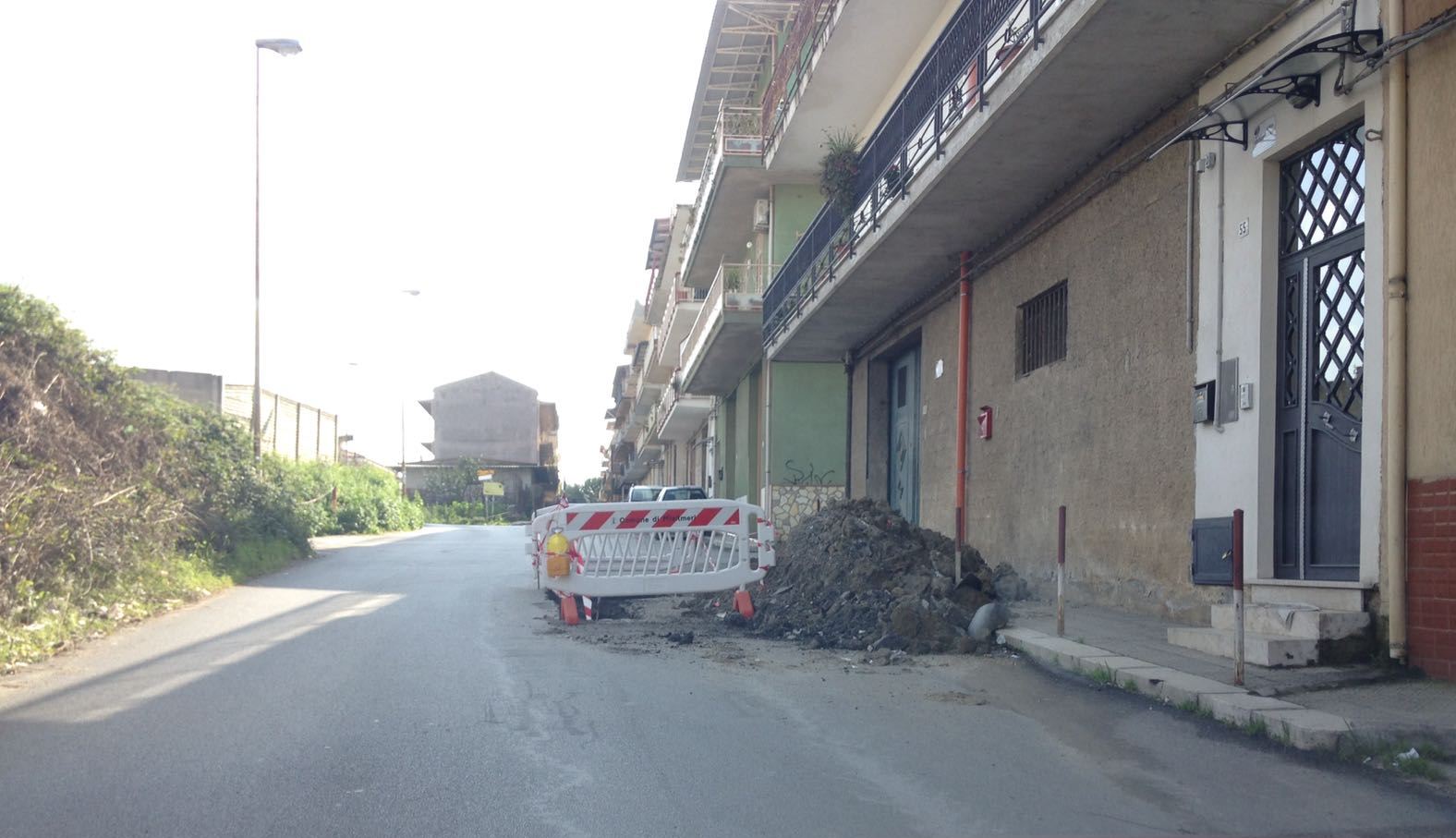 Buca transennata in via Pellingra, un lettore s’interroga: Cosa stanno facendo ?